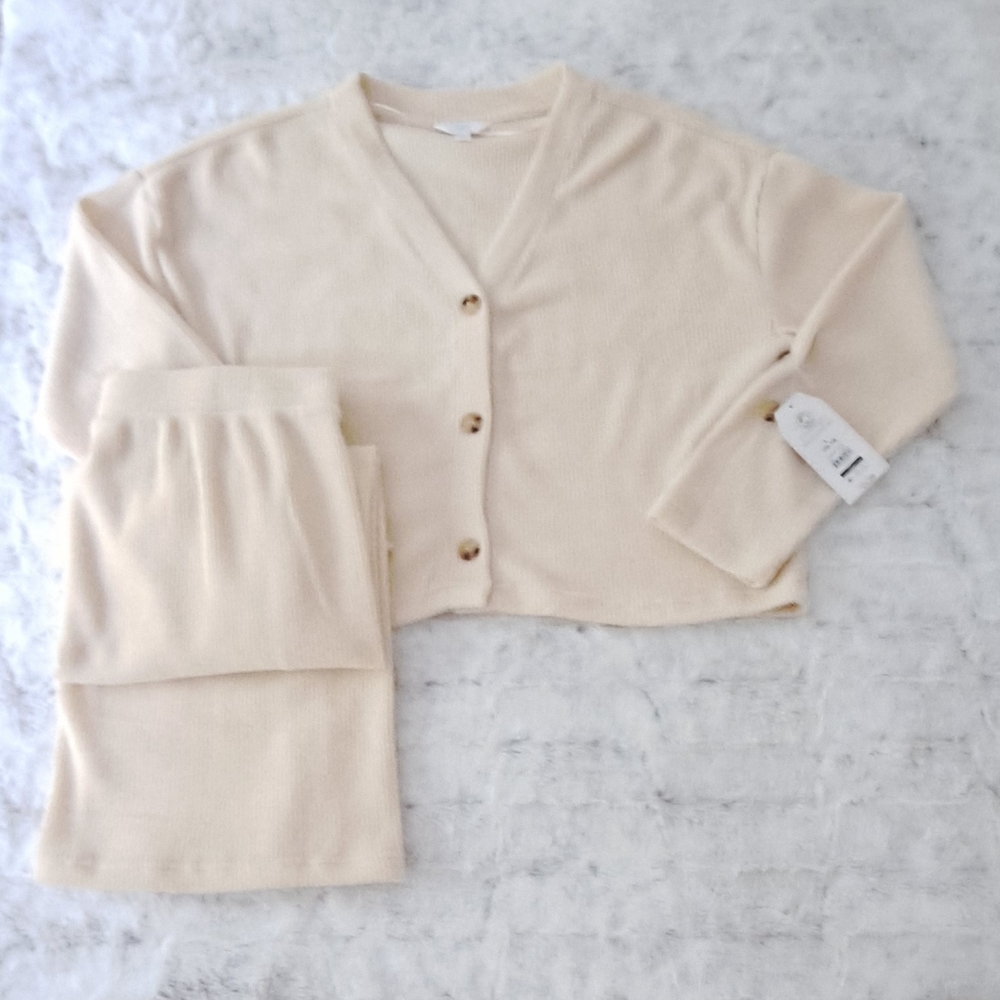 NWT. Time and Tru cream ribbed Office Button crop top/skirt set. Size L. 12-14.